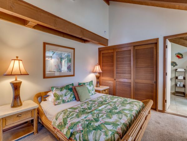 Beautiful Lahaina Vacation Condo Located on Beach Sleeps 8