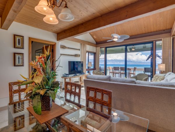 Beautiful Lahaina Vacation Condo Located on Beach Sleeps 8