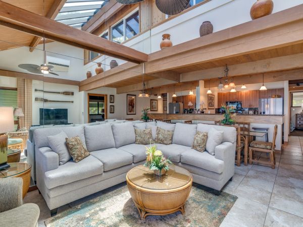 Beautiful Lahaina Vacation Condo Located on Beach Sleeps 8