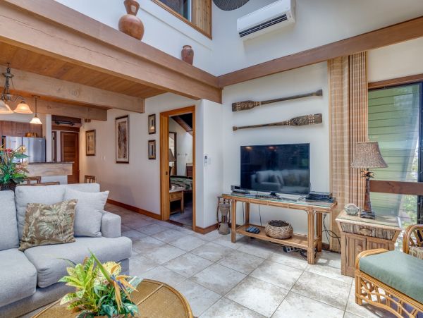 Beautiful Lahaina Vacation Condo Located on Beach Sleeps 8