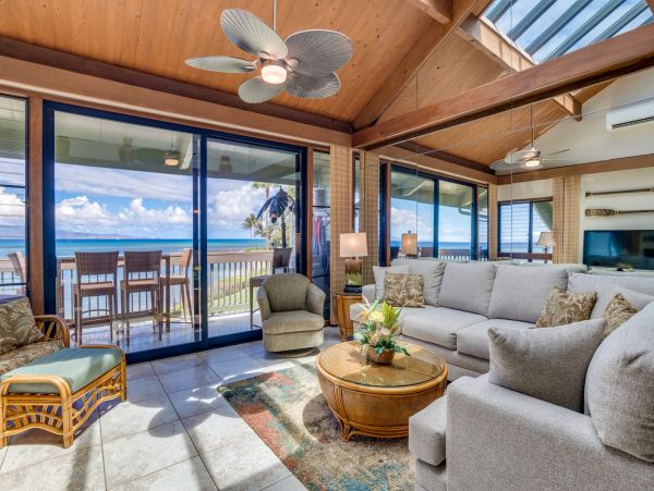 Beautiful Lahaina Vacation Condo Located on Beach Sleeps 8