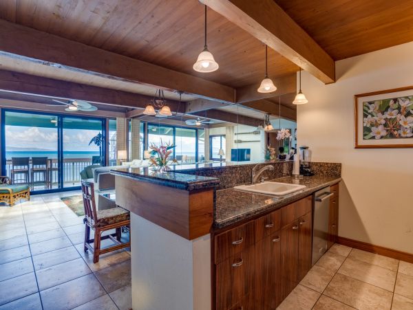 Beautiful Lahaina Vacation Condo Located on Beach Sleeps 8
