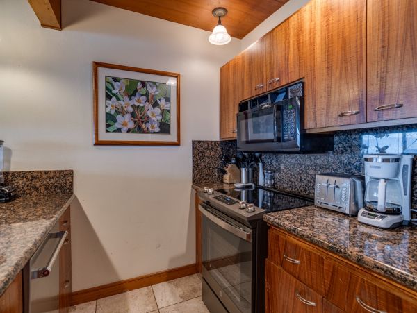 Beautiful Lahaina Vacation Condo Located on Beach Sleeps 8