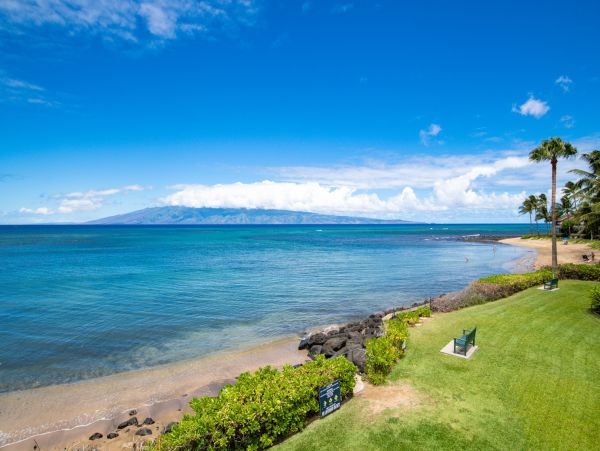Beautiful Lahaina Vacation Condo Located on Beach Sleeps 8