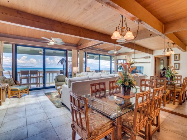 Beautiful Lahaina Vacation Condo Located on Beach Sleeps 8