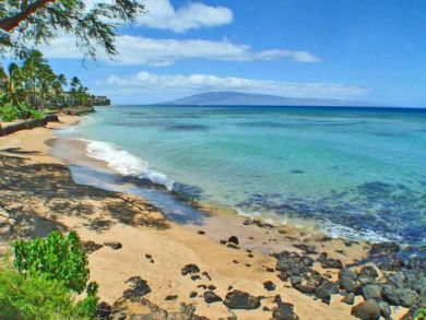 Charming Vacation Rental on Lahaina. Call Today.