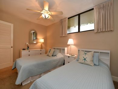 Ocean Views Updated Unit with Lanai and World Class Beach