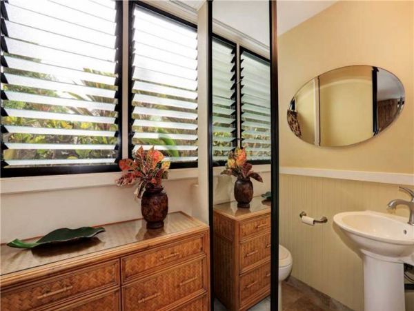 Oceanfront Two Bedroom Lahaina Vacation Condo Sleeps 6