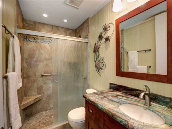 Oceanfront Two Bedroom Lahaina Vacation Condo Sleeps 6