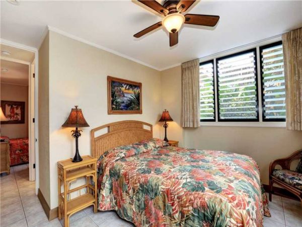Oceanfront Two Bedroom Lahaina Vacation Condo Sleeps 6