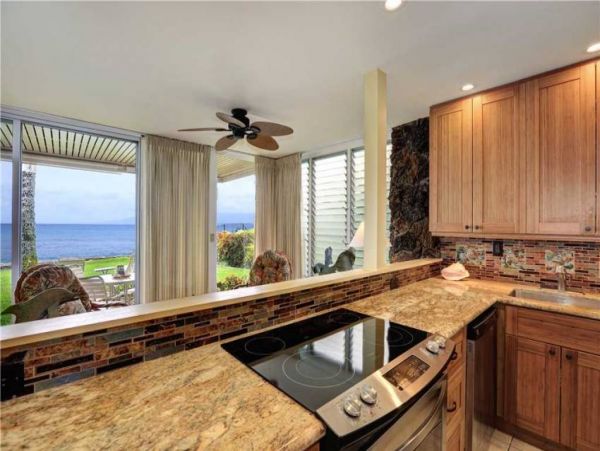 Oceanfront Two Bedroom Lahaina Vacation Condo Sleeps 6