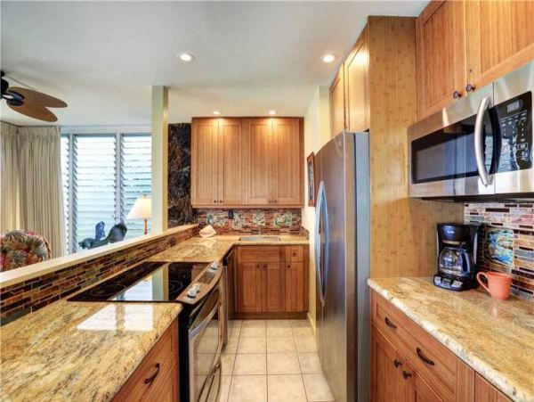 Oceanfront Two Bedroom Lahaina Vacation Condo Sleeps 6