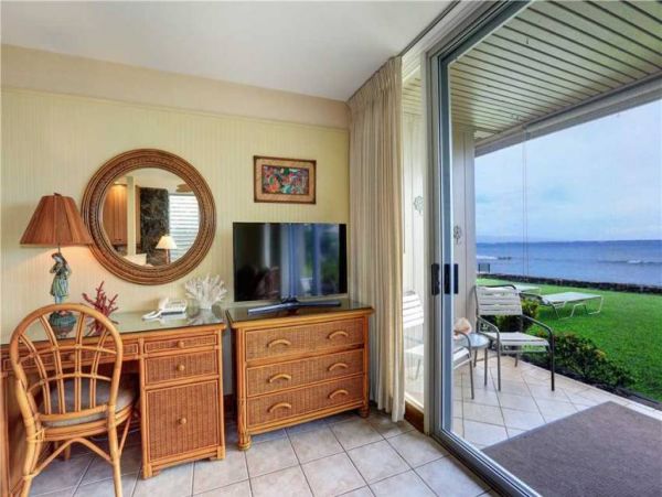 Oceanfront Two Bedroom Lahaina Vacation Condo Sleeps 6
