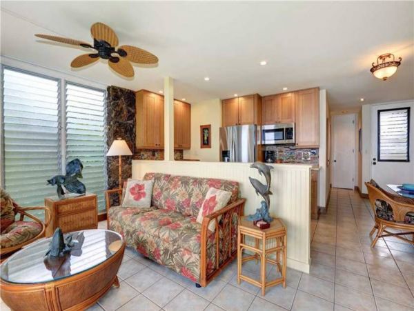 Oceanfront Two Bedroom Lahaina Vacation Condo Sleeps 6