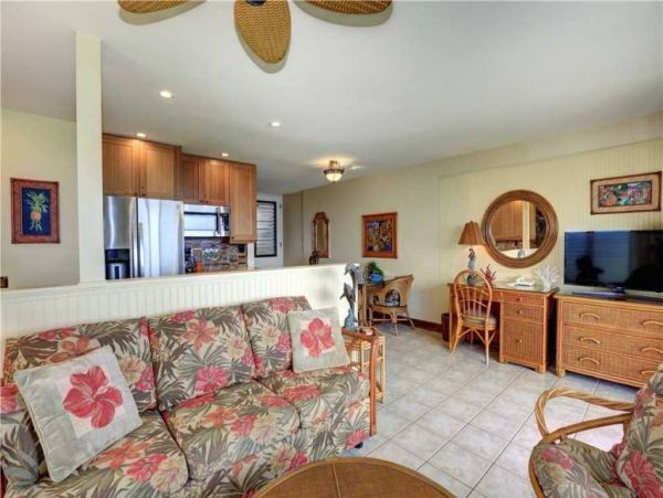 Oceanfront Two Bedroom Lahaina Vacation Condo Sleeps 6