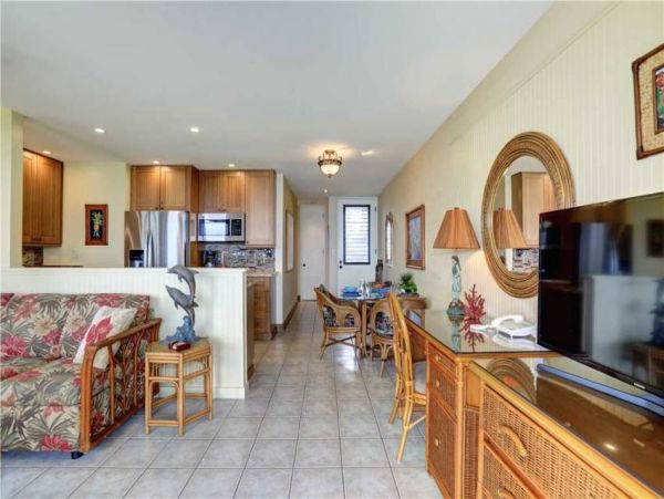 Oceanfront Two Bedroom Lahaina Vacation Condo Sleeps 6