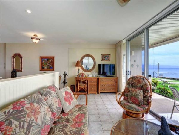 Oceanfront Two Bedroom Lahaina Vacation Condo Sleeps 6