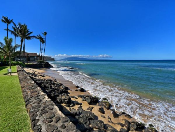 Oceanfront Two Bedroom Lahaina Vacation Condo Sleeps 6