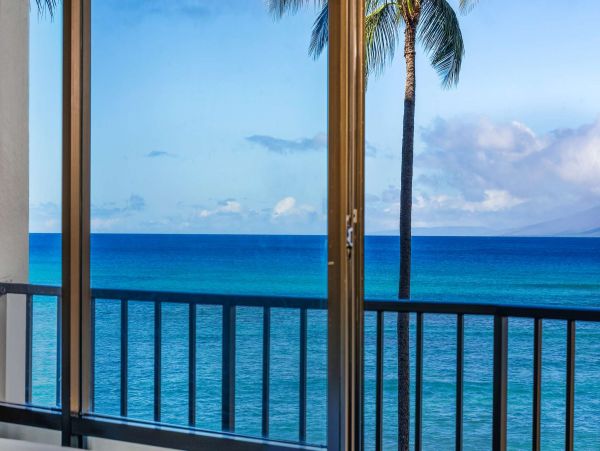 Oceanfront One Bedroom Vacation Condo in Kahana
