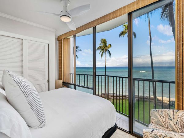 Oceanfront One Bedroom Vacation Condo in Kahana