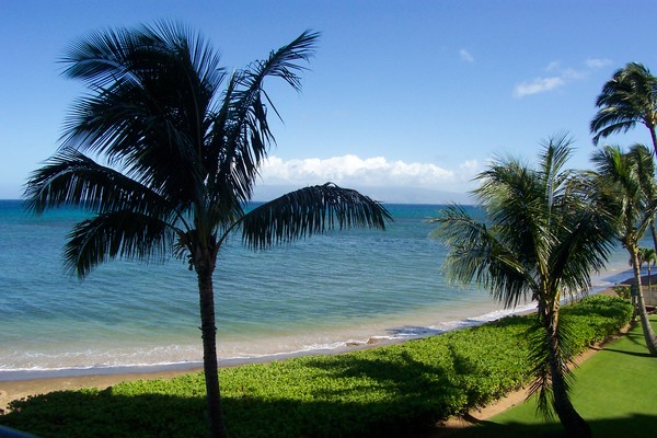Lahaina vacation condo located on beach