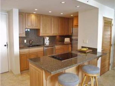 Full kitchen with breakfast bar