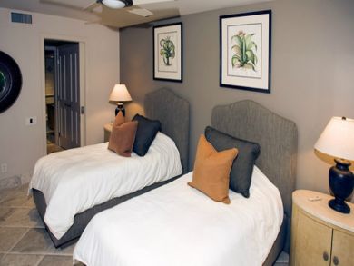 Guest bedroom with twin beds
