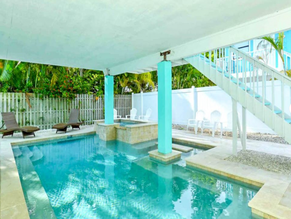 Holmes Beach Duplex Walk to Beach & Pet Friendly