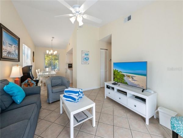 Holmes Beach Duplex Walk to Beach & Pet Friendly