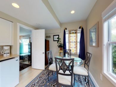 A Cozy Bayside Cottage a Short Stroll from Beach