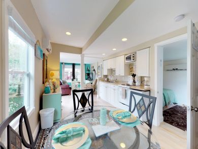 A Cozy Bayside Cottage a Short Stroll from Beach