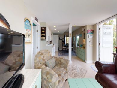 A Cozy Bayside Cottage a Short Stroll from Beach