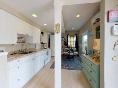 A Cozy Bayside Cottage a Short Stroll from Beach
