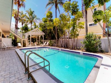 Two Bedroom Condo Only Two Blocks to the Beach Two Bedroom Condo Only Two Blocks to the Beach