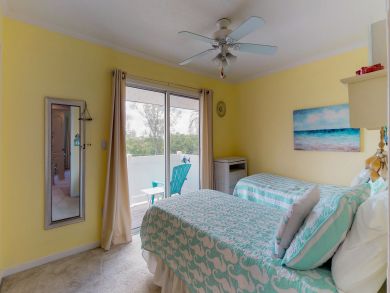 Two Bedroom Condo Only Two Blocks to the Beach Two Bedroom Condo Only Two Blocks to the Beach