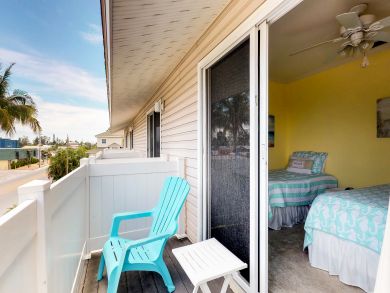 Two Bedroom Condo Only Two Blocks to the Beach Two Bedroom Condo Only Two Blocks to the Beach