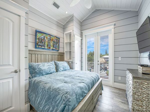 Holmes Beach Townhome Sleeps 6 with Private Pool & Spa