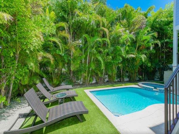 Holmes Beach Townhome Sleeps 6 with Private Pool & Spa