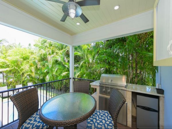 Holmes Beach Townhome Sleeps 6 with Private Pool & Spa