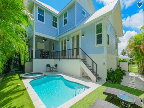 Holmes Beach Townhome Sleeps 6 with Private Pool & Spa
