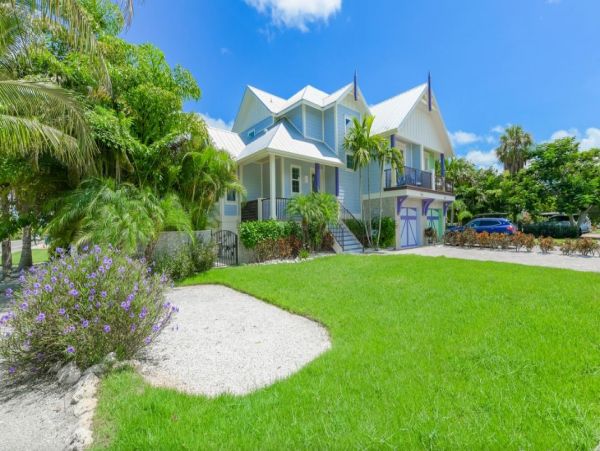 Holmes Beach Townhome Sleeps 6 with Private Pool & Spa