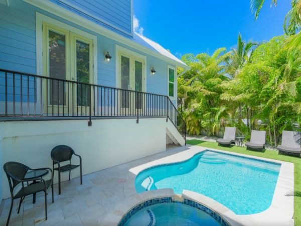 Holmes Beach Townhome Sleeps 6 with Private Pool & Spa