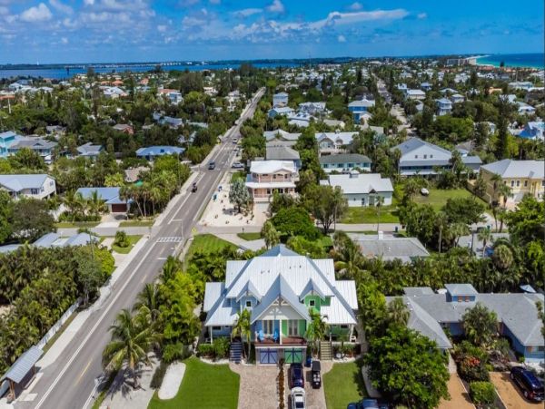 Holmes Beach Townhome Sleeps 6 with Private Pool & Spa