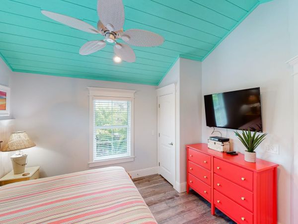 Holmes Beach Townhome Sleeps 6 with Private Pool & Spa