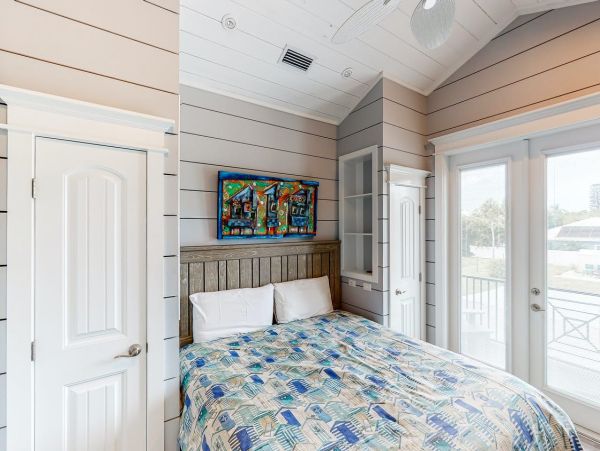 Holmes Beach Townhome Sleeps 6 with Private Pool & Spa