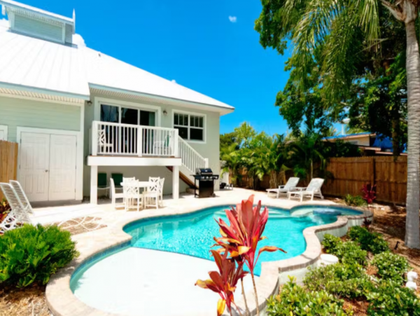 Updated 3 Bedroom Home with Private Pool Lakeside