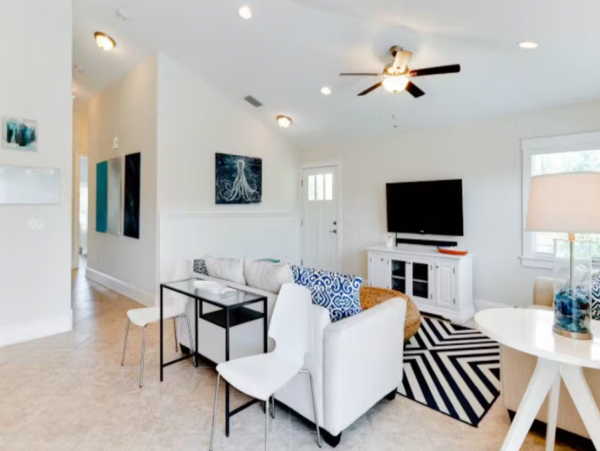 Updated 3 Bedroom Home with Private Pool Lakeside