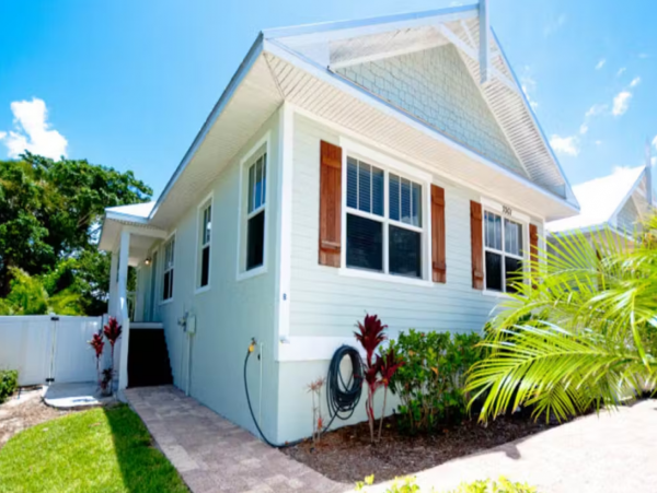 Updated 3 Bedroom Home with Private Pool Lakeside