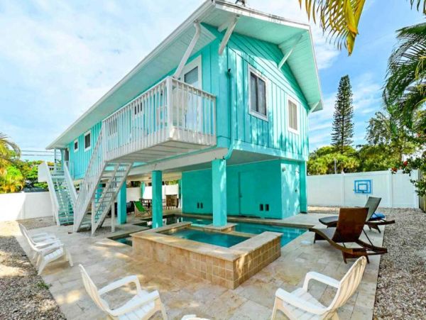 Holmes Beach 4 Bedroom Duplex with Pool Short Walk To Beach