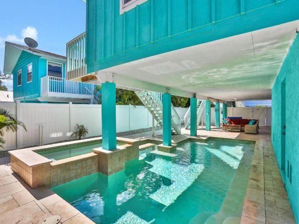 Holmes Beach 4 Bedroom Duplex with Pool Short Walk To Beach
